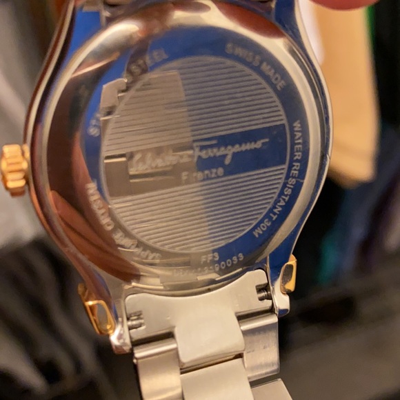 - Salvatore Ferragamo gold watch 39mm - Picture 6 of 7